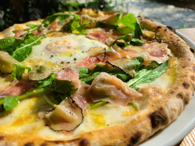 PIZZA　黒トリュフとポルチーニのビスマルク